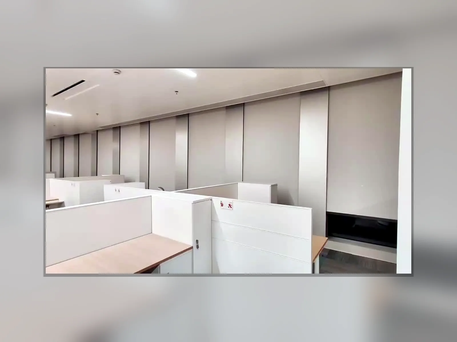 窗帘与遮阳短视频实拍合集:办公工位侧的连续卷帘